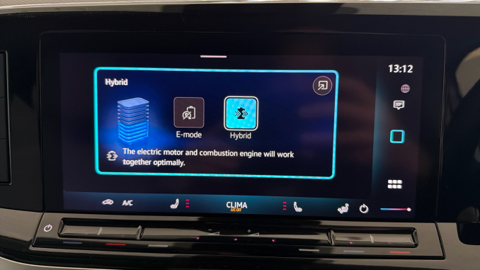 Volkswagen Multivan 1.5 TSI eHybrid Life 5dr 4MOTION DSG Estate - Image 39
